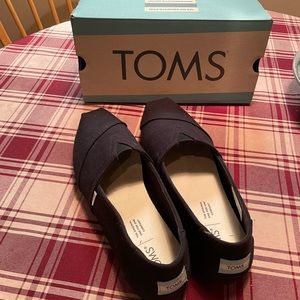 Women’s black canvas Tom’s Aspargata flats.
